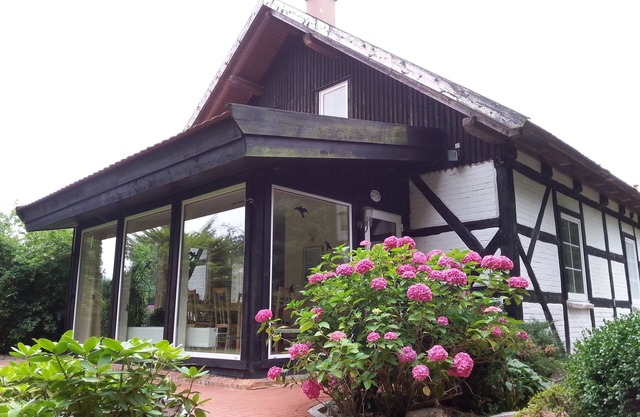 La mitad de la casa con un gran jardín, piscina, fogata y fumador.