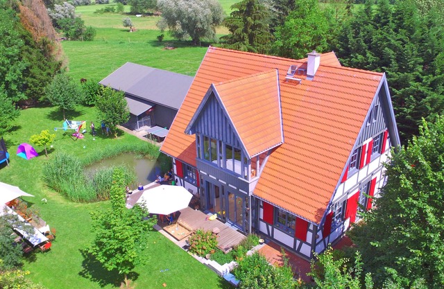 Casa de entramado de madera en el lago para grupos de hasta 23 invitados, con sala de eventos y cocina adicional