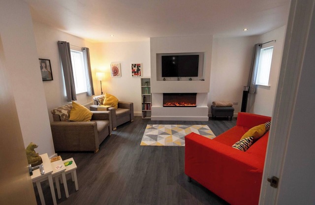 Escape de lujo de 3 habitaciones en Hampton con estacionamiento