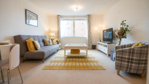 Hansen Court - Stylish Bay Apartment with Parking and River Views