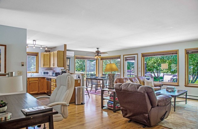 Happy Home - Sunny and Clean House near Downtown