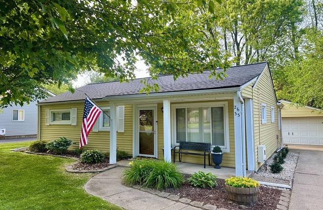 New Premiere Host Listing: Happy-Little-House: Clean, Cozy, Cute! King Bed.