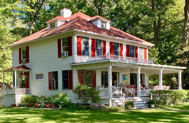 Classic Lakefront Cottage con playa privada