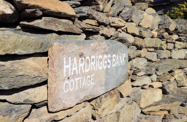 HARDRIGGS BANK COTTAGE, pet friendly, with a garden in Windermere