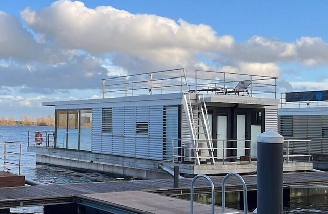 Barco de recreo en el lago Nordsee