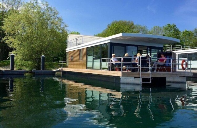 Barco de recreo en el lago Nordsee