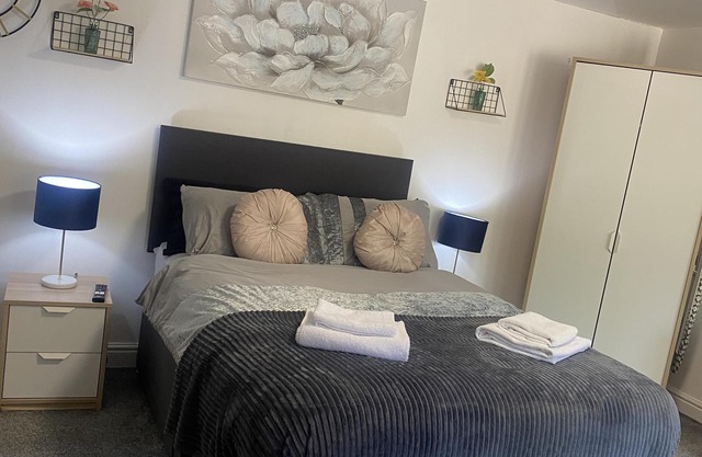 Confortable-Estudio-Baño con ducha-Vista a la Calle-Free Private Parking