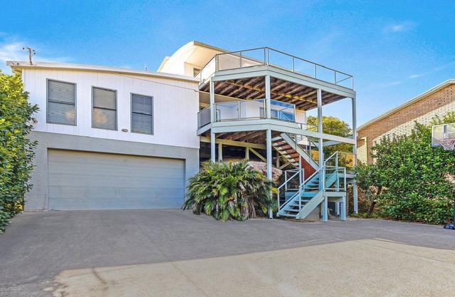 'Headlands at Killcare' by Accom Holidays