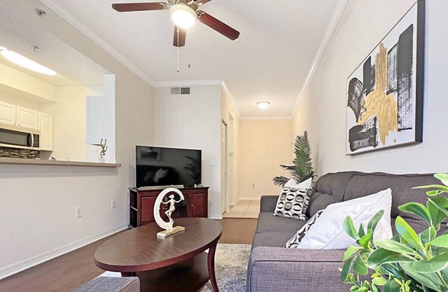 Heart of Idyllic Westchase, Walk to Cafes, Restaurants