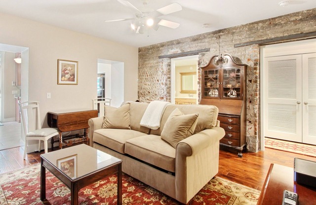 Bellamente renovado apartamento con jardín en una excelente ubicación cerca de Forsyth Park