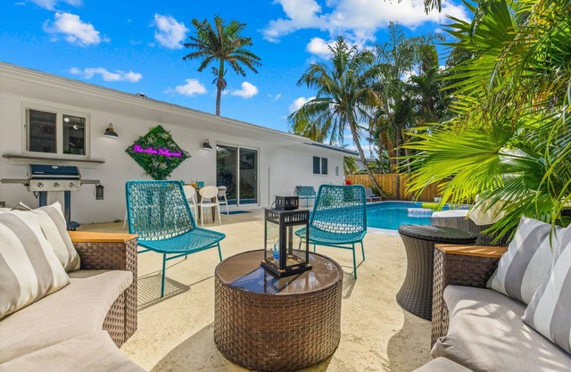 The Other Hollywood ~ Heated Pool ~ 10min to Beach