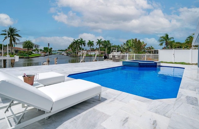 Heated Pool & Hot Tub! Waterfront+1 Mile 2 Beach!