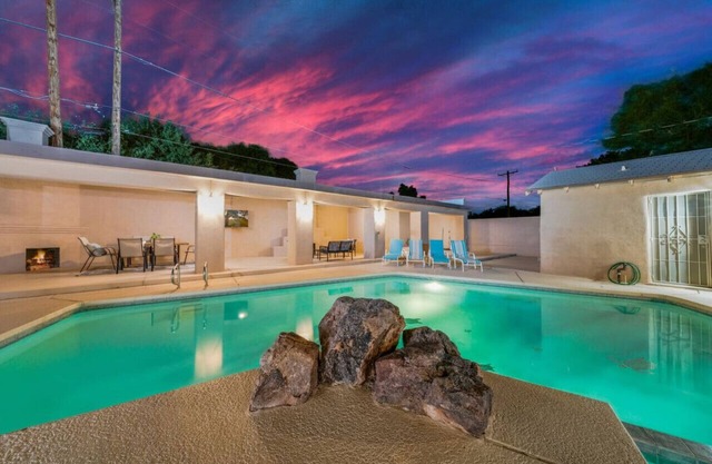 Heated Pool & Hot Tub / 4 BR 3+ BA / Central