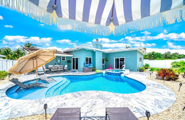 Heated Pool & Hot Tub! Air Hockey+Close To Beach!