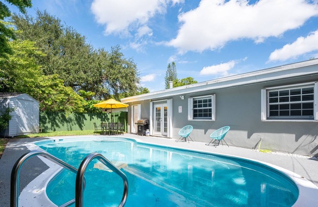 Heated Pool spacious House 5Beds-3Baths 10 guests