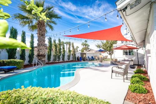 Heated pool, Sports Court, Pool table, King beds