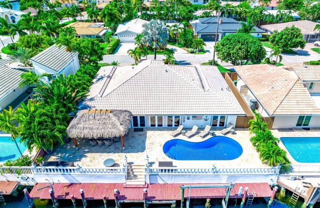 Heated Pool+Waterfront! Tiki Hut+1 Mile To Beach!