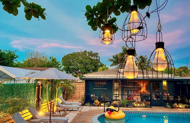 2 Bedroom \ 2 bath \ heated Salt Water Pool Family Fun & Pet Friendly