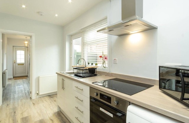 Heath House - Lovely 3-bed Home with Private Parking