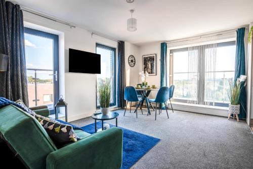 Heathrow Airport Flat with Balcony and Free Parking