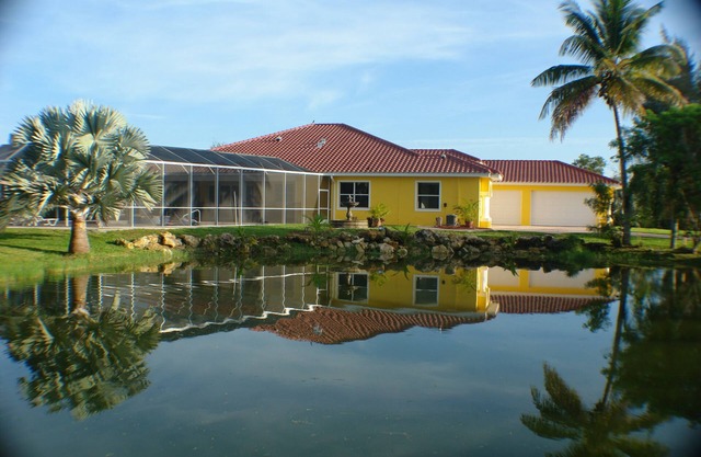 Villa de lujo celestial para adultos en la península enmarcada por romant. lago