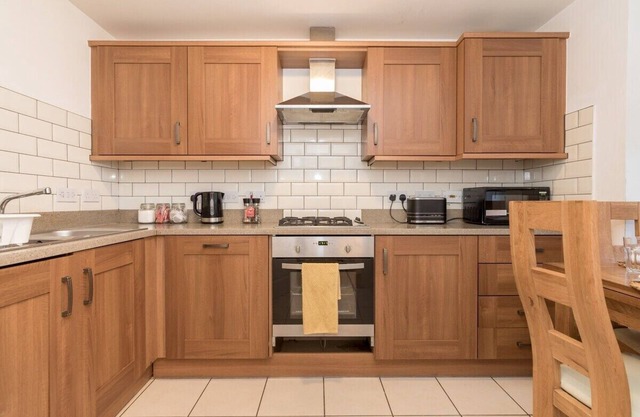 Comfy 4 Bedroom House with Free WiFi & Parking in Broughton sleeps up to 10