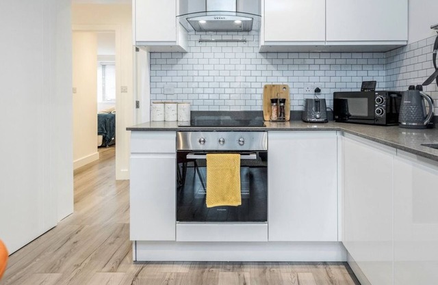 Classic 2 Bed Apartment with Ensuite in Wolverton Free WiFi, Movies & Parking