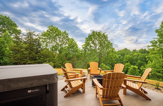 New Luxury Home overlooking The General - Golf Simulator, Game Room, Hot Tub!