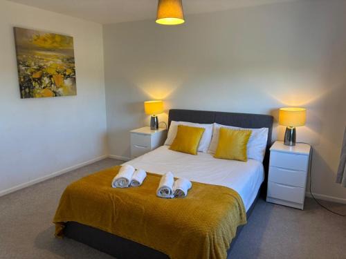 Hereford - Kestrel House - 4 Bedroom House Close to City With Parking - Sleeps 7 - Suitable for Family Gatherings or Contractors With Vehicles - Hosted by RENTMYHOUSE
