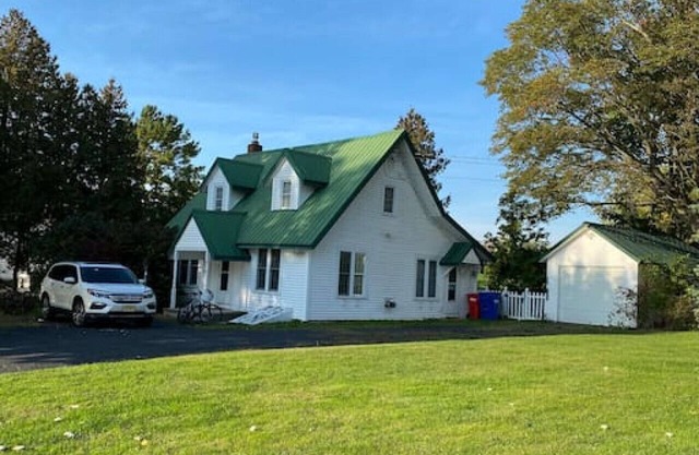 Hero's Landing, A Modern 3 bedroom Lakefront home