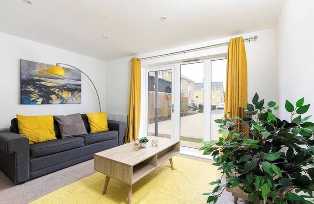 Hertford Modern 2 Bedroom Flat Full Furnished Free Parking