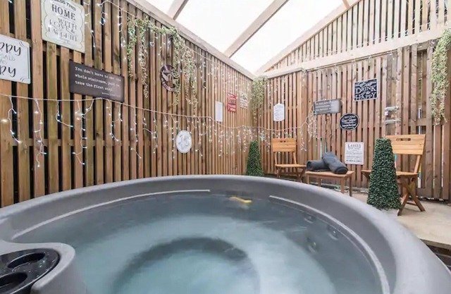 Hidden Hot Tub Retreat Apartment in Nottingham