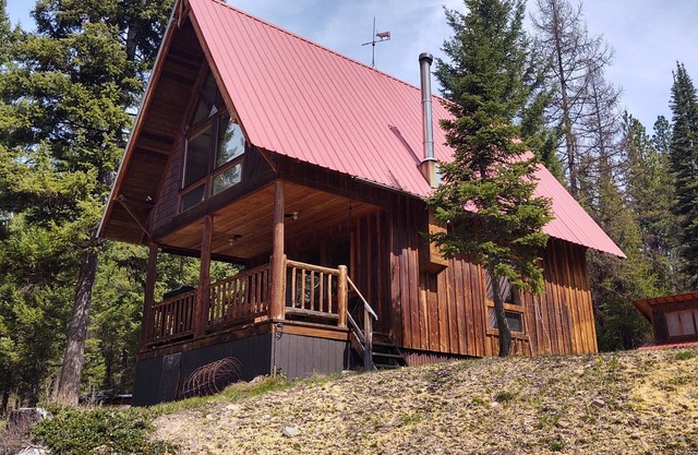 Hidden Mountain Cabin on the Swan River | Two Loft Bedrooms | WiFi
