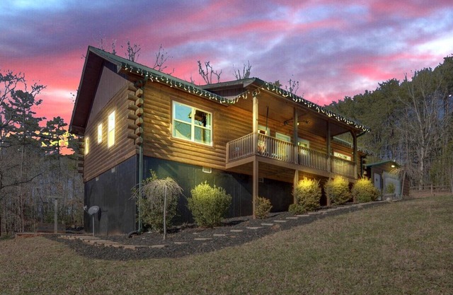 Epic Cabin Vibes! Game Room, Hot Tub, Dog friendly, Firepit, near Wineries!