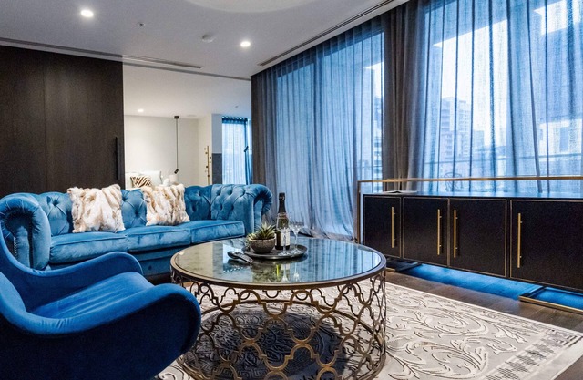 Luxury Melbourne CBD Apt in Iconic QT Hotel