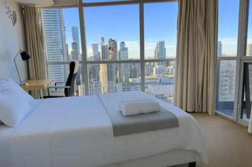 High-Rise 1BR Condo Skyline View Yonge-College