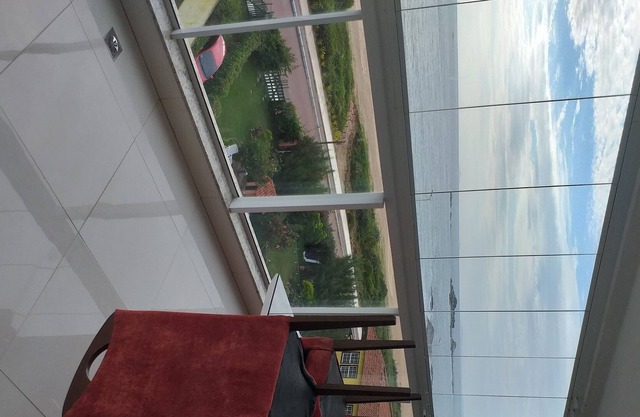 Apartamento de alto estándar frente al mar azul