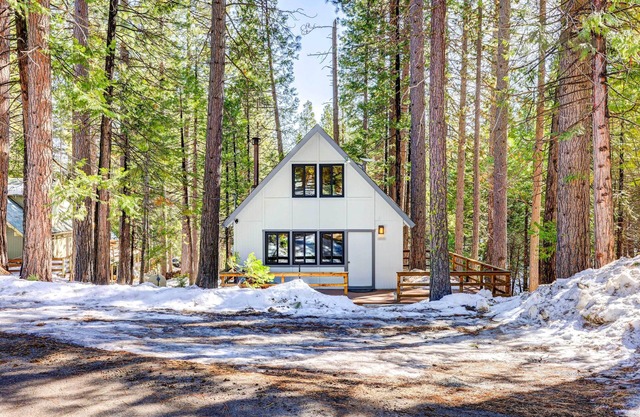 Hike, Fish & Explore: California Cabin w/ Deck!