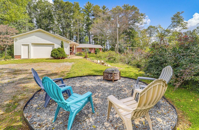 Hike & Leaf Peep! Peaceful Home in Laurel Springs