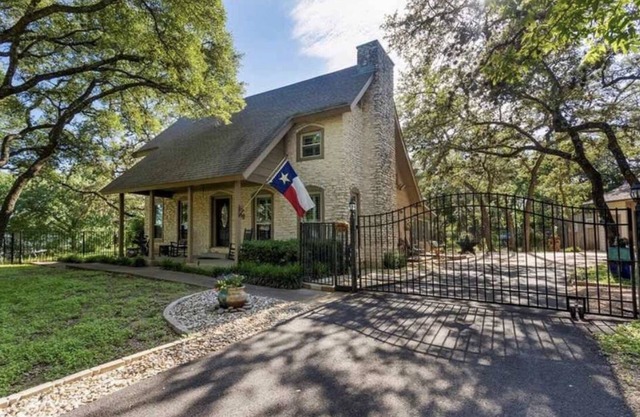 ¡Hill Country Hideaway en 2 acres cerca de todo!