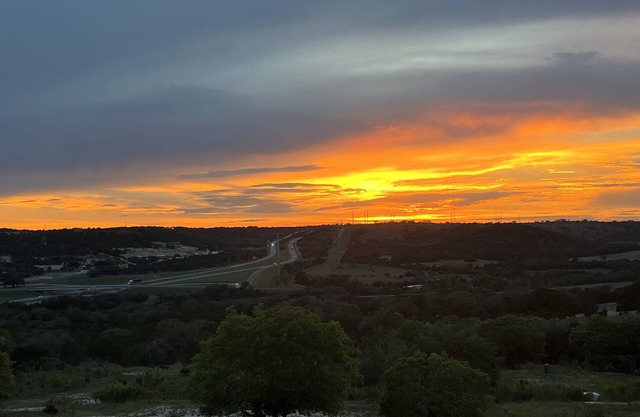 Hill Country Lodge, Private 10 acres w/ uninterrupted views, perfect for eclipse