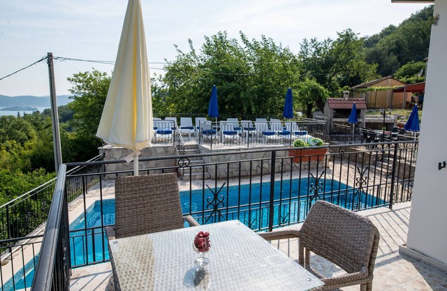 Apartamento en la ladera con impresionantes vistas al mar y a las montañas, mar a 2 km, piscina