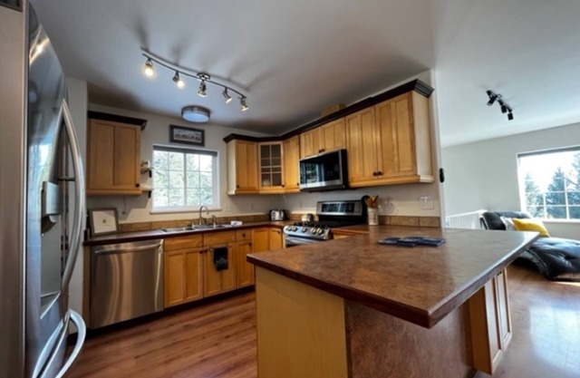 HILLSIDE HIDEAWAY Relax in this peaceful home.Grill your catch of the day!