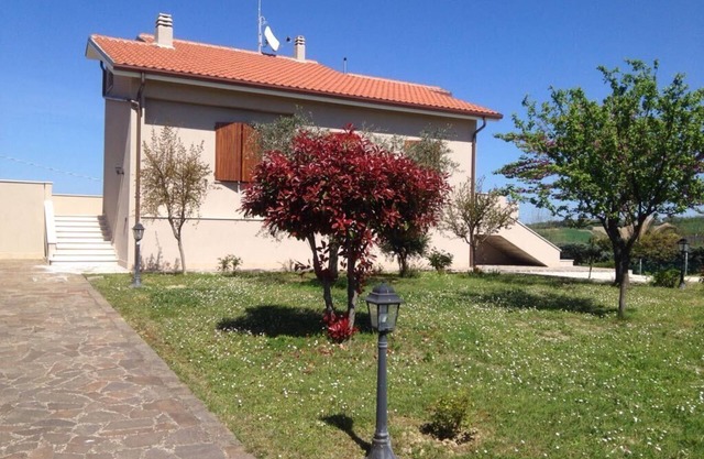 Villa en la ladera con vista al mar