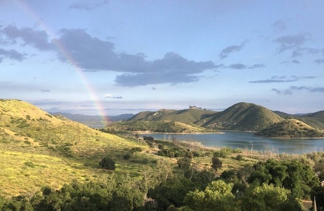 Cabaña en la cima de la colina con vistas panorámicas al lago y a la montaña