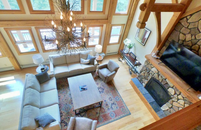Hilltop Family Escape - 5BR 5BA - Hot Tub & Mountain Views - 4 min. to slopes