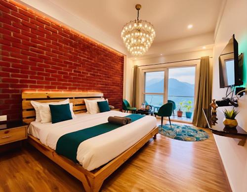 Hilltop Heaven With Scenic Mountain View