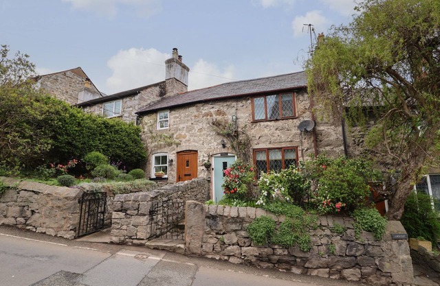 HILSTON, pet friendly, character holiday cottage in Dyserth