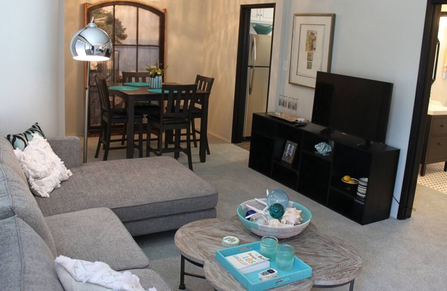 HIP CHARM & COMFORT EN ALTADENA 1987