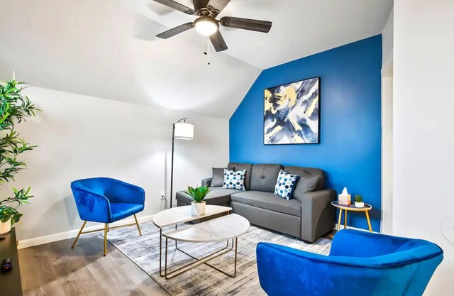 Historic 2 BR apartment in Everett w/ modern comforts. Features AC, full kitchen, W/D, and dedicated workspace. Only 4 mins to Providence Medical & close to Naval Station. Free street parking